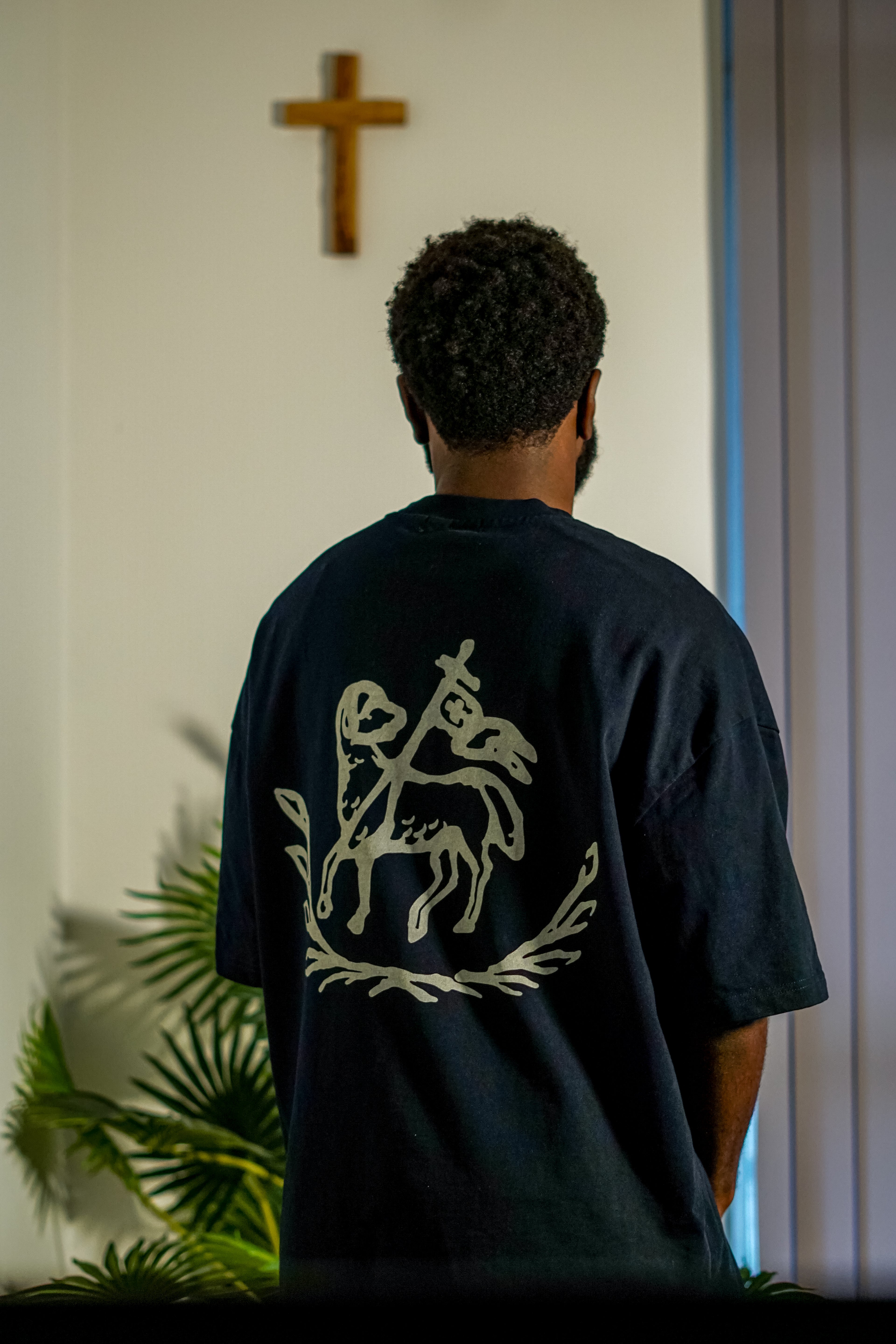 ibelong, "Agnus dei" heavyweight cotton t-shirt in navy-blue